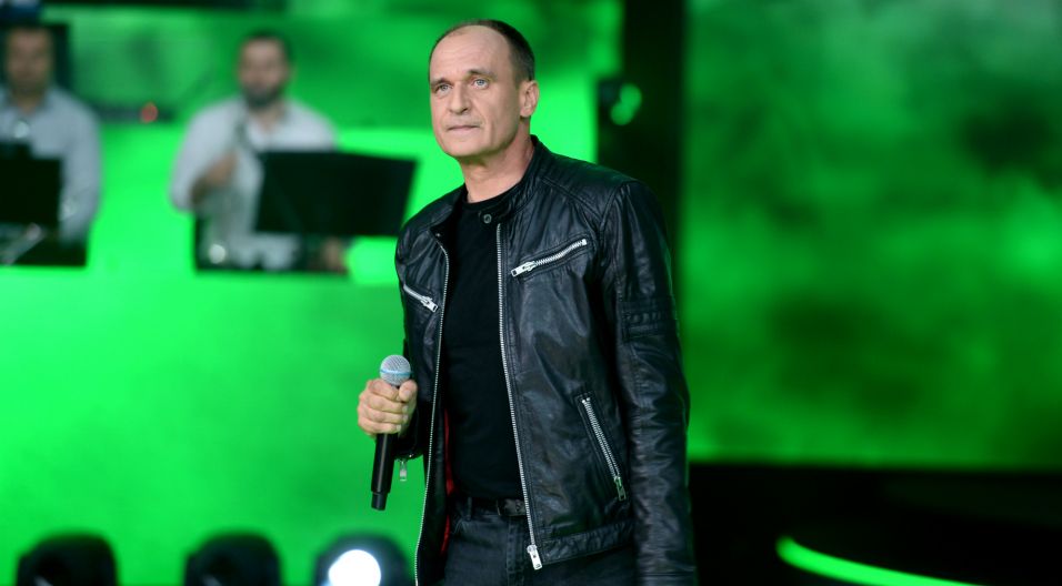 Na przemianie ustrojowej i zniesieniu cenzury skorzystało wielu polskich artystów, którzy mogli głośno śpiewać to, co myślą. Zaliczał się do nich Paweł Kukiz, który na opolskiej scenie przypomniał hit „Na falochronie” (fot. J. Bogacz/TVP)