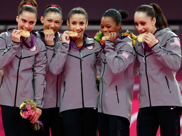Amerykanki dumnie prezentują złote medale (fot. Getty Images)