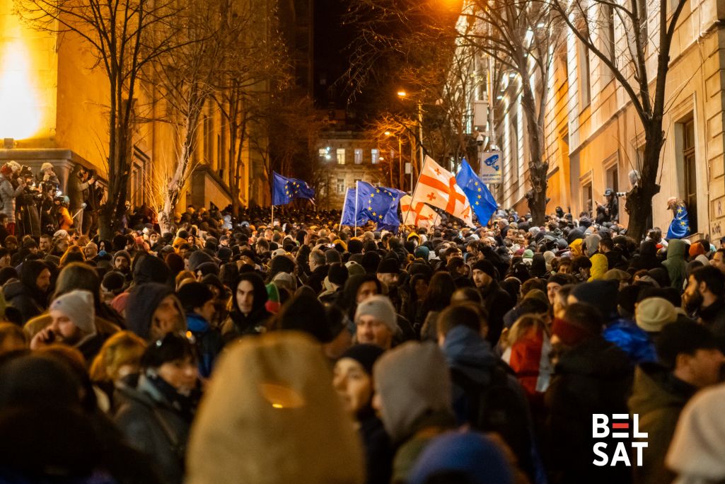 Акцыя пратэсту на плошчы Руставэлі каля парламенту Грузіі. Тбілісі, Грузія. 28 лістапада 2024 года. Фота: Белсат
