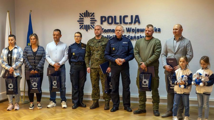 Pomorska policja uhonorowała osoby, które pomogły zatrzymać sprawców przestępstw lub wykroczeń (fot. Pomorska Policja)