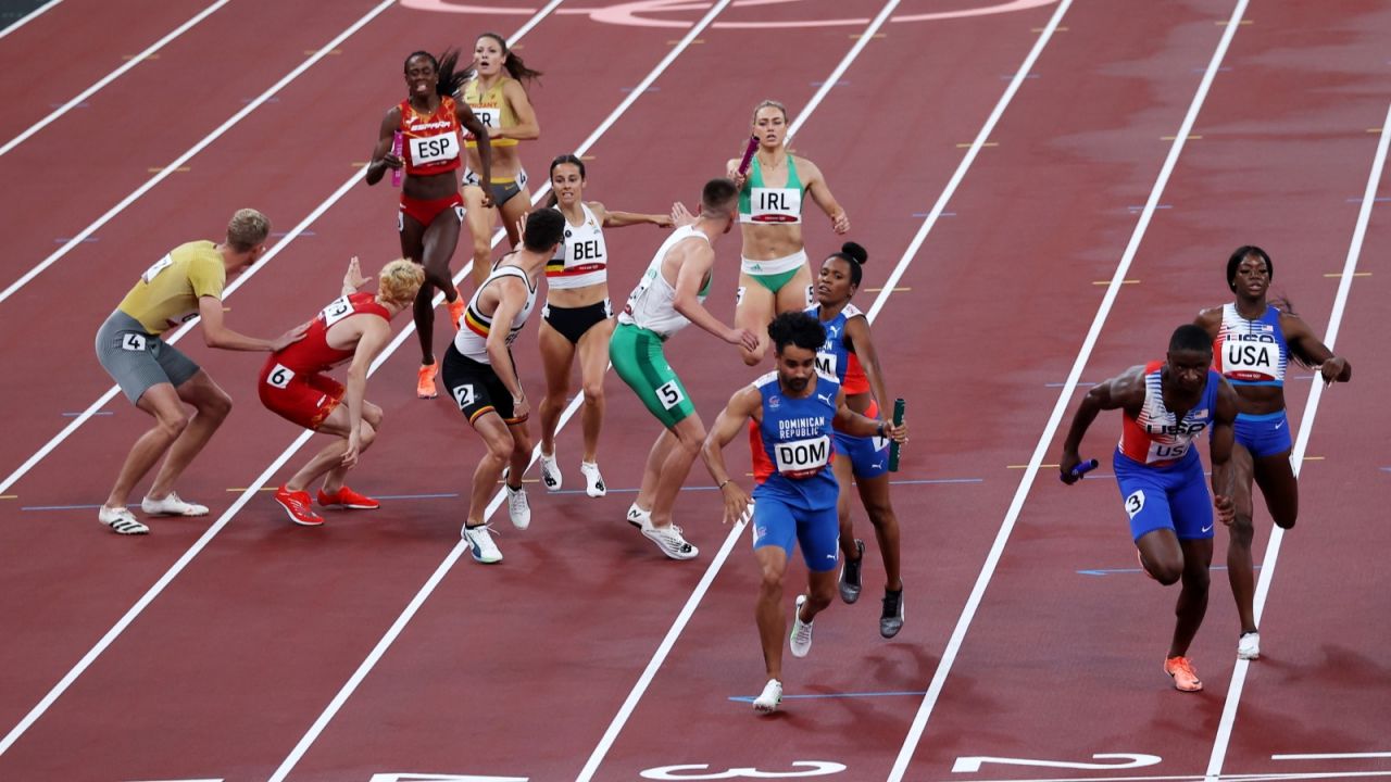 Bieg eliminacyjny na dystansie na 4x400 metrów sztafet mieszanych w Tokio (fot. PAP/EPA)