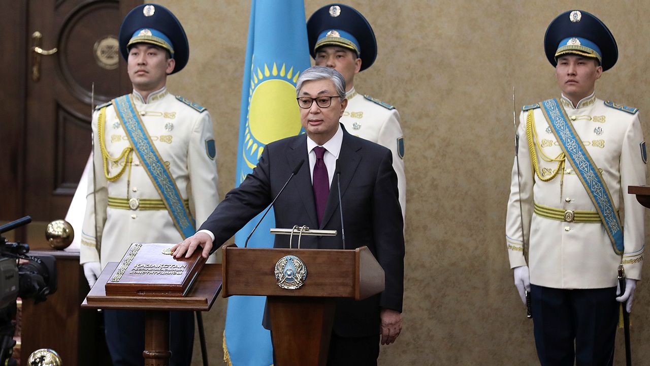 Nowy prezydent postanowił upamiętnić rządy swojego poprzednika (fot. REUTERS/Mukhtar Kholdorbekov) Nowy prezydent postanowił upamiętnić rządy swojego poprzednika (fot. REUTERS/Mukhtar Kholdorbekov)