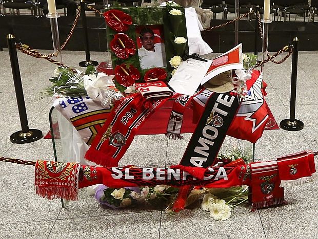 Ołtarzyk kibiców przed trumną Eusebio