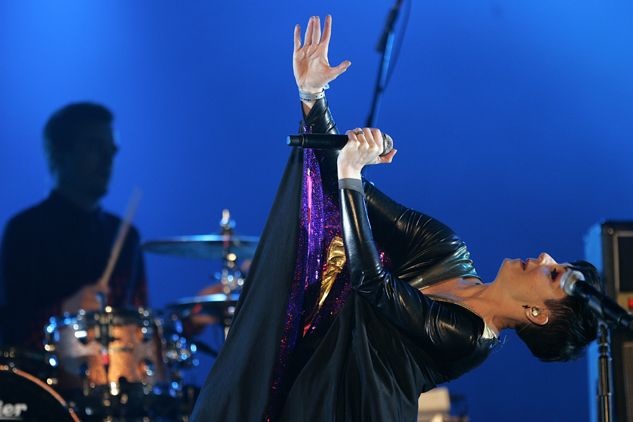 Groove Armada w ekspresyjnym występie na scenie głównej Open'er (fot. Adam Warżawa/PAP)