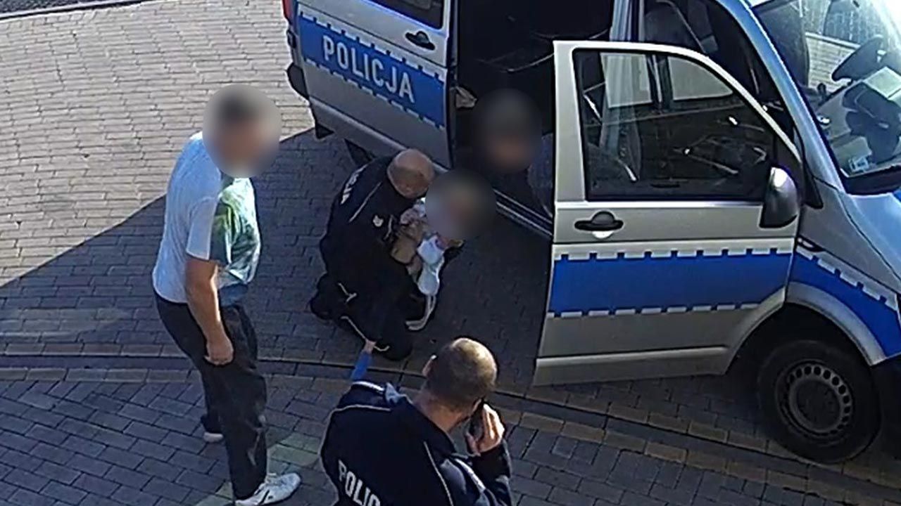 Policjanci pomogli dziewczynce (fot. Policja) Policjanci pomogli dziewczynce (fot. Policja)
