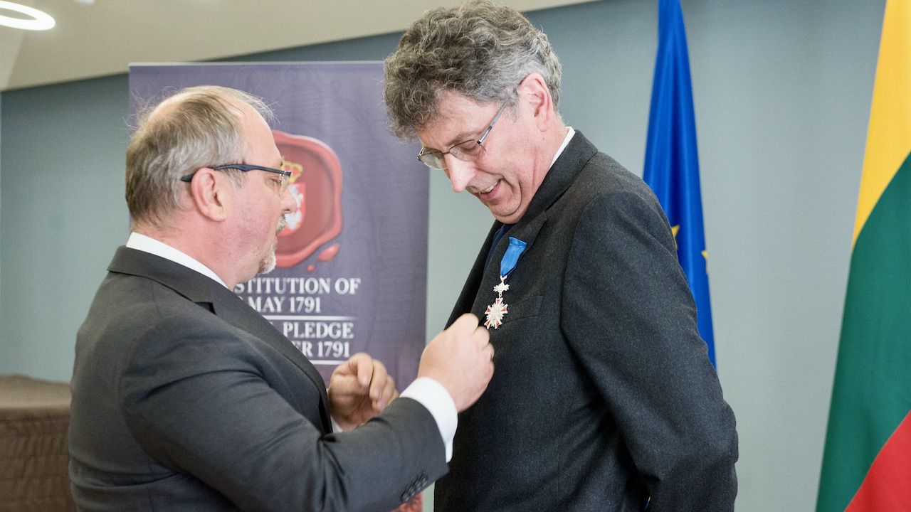 Arkady Rzegocki przekazał Robertowi Frostowi Order Zasługi Rzeczypospolitej Polskiej (fot. tt/@ArkadyRzegocki/Marcin Mazur) Arkady Rzegocki przekazał Robertowi Frostowi Order Zasługi Rzeczypospolitej Polskiej (fot. tt/@ArkadyRzegocki/Marcin Mazur)