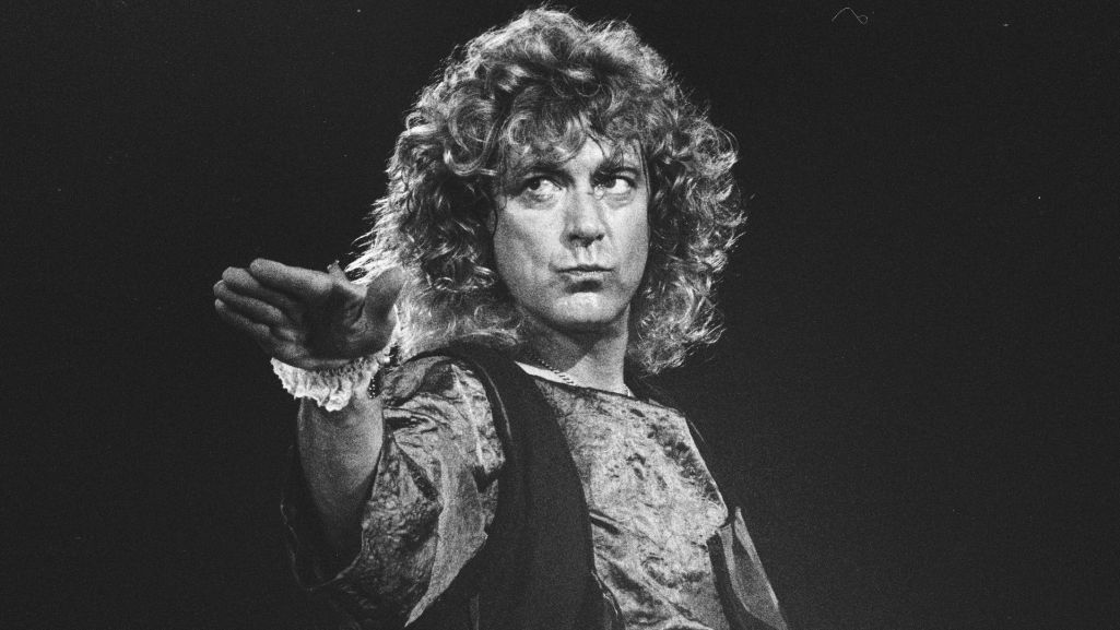 Robert Plant podczas występu z zespołem Led Zeppelin ok. 1980 roku. Fot. Lester Cohen/Getty Images