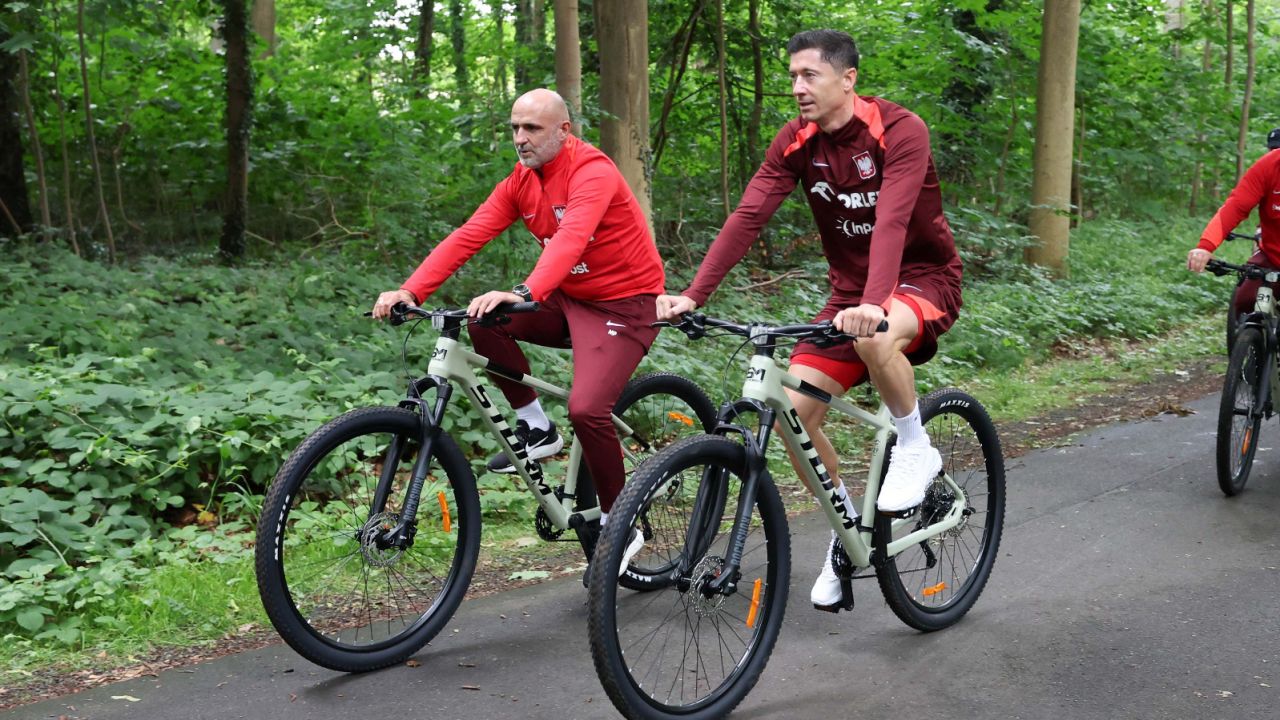 Michał Probierz i Robert Lewandowski inaczej przedstawiają swój dialog. Są rozbieżności w obu wersjach dyskusji o zmianie kapitana reprezentacji Polski (fot: P. Kucza/400mm.pl)