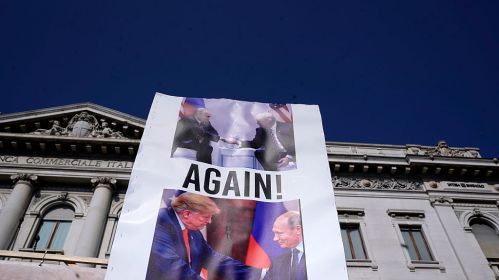 Плакат з Доналдам Трампам і Уладзімірам Пуціным падчас дэманстрацыі за мір і супраць пераўзбраення ў Мілане, Італія. 5 красавіка 2025 года. Фота: Pier Marco Tacca/Getty Images