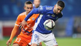 Damian Warchoł (z prawej) związał się nowym kontraktem z Wisłą Płock (fot. PAP).