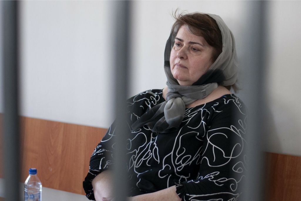 Здымак мае ілюстрацыйны характар. Зарэма Мусаева сядзіць у зале суда ў Грозным. Суд прысудзіў жанчыну да 5,5 гадоў калоніі па справе аб махлярстве. Зарэма Мусаева, жонка былога суддзі Сайдзі Янгулбаева, была выкрадзена 20 студзеня 2022 года з кватэры ў Ніжнім Ноўгарадзе. Грозны, Чачэнская Рэспубліка, Расея. 4 ліпеня 2023 года. (Фота: AP Photo / East News)