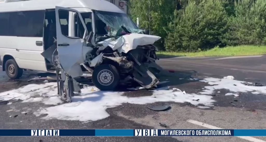 Пашкоджанні, якія атрымала маршрутка ў выніку аварыі. (Фота: Милиция Могилевщины / Telegram)