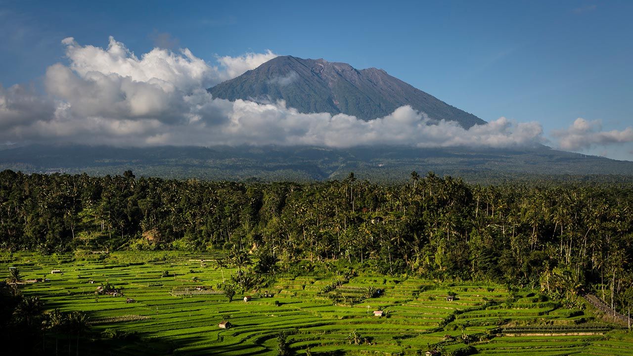 Góra Agung, najwyższy szczyt Bali, jest według wierzeń hinduistów zamieszkana przez bogów (fot. Ulet Ifansasti/Getty Images)