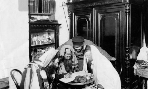 Mężczyźni w żydowskich szatach modlitewnych (Tallit), czytający Talmud, prawdopodobnie w Warszawie na początku XX wieku. Fot. Ullstein bild / ullstein bild via Getty Images