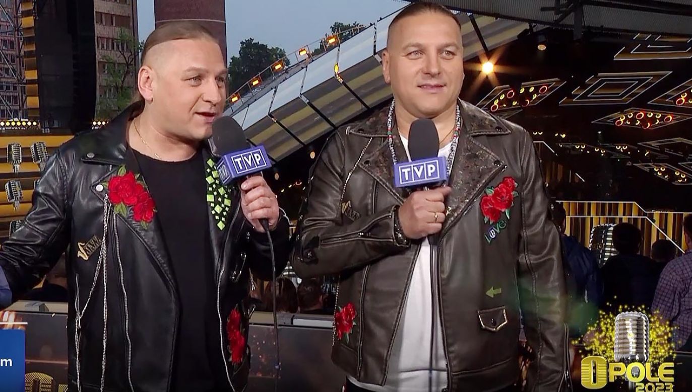 Muzycy Golec uOrkiestra tuż przed koncertem, który otworzył 60. Krajowy Festiwal Polskiej Piosenki w Opolu (fot. TVP Info)