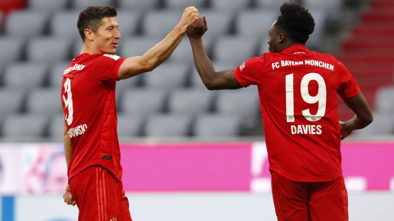 Robert Lewandowski i Alphonso Davies (fot. Getty Images)