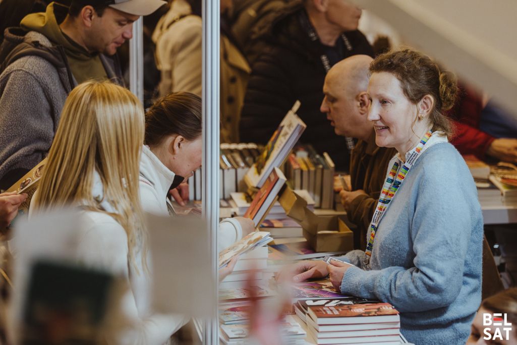 Заснавальніца і кіраўніца выдавецтва «Gutenberg Publisher» Валянціна Андрэева на Міжнародным кніжным кірмашы ў Варшаве, Польшча. 17 траўня 2025 года. Фота: Рауль Дзюк / Белсат