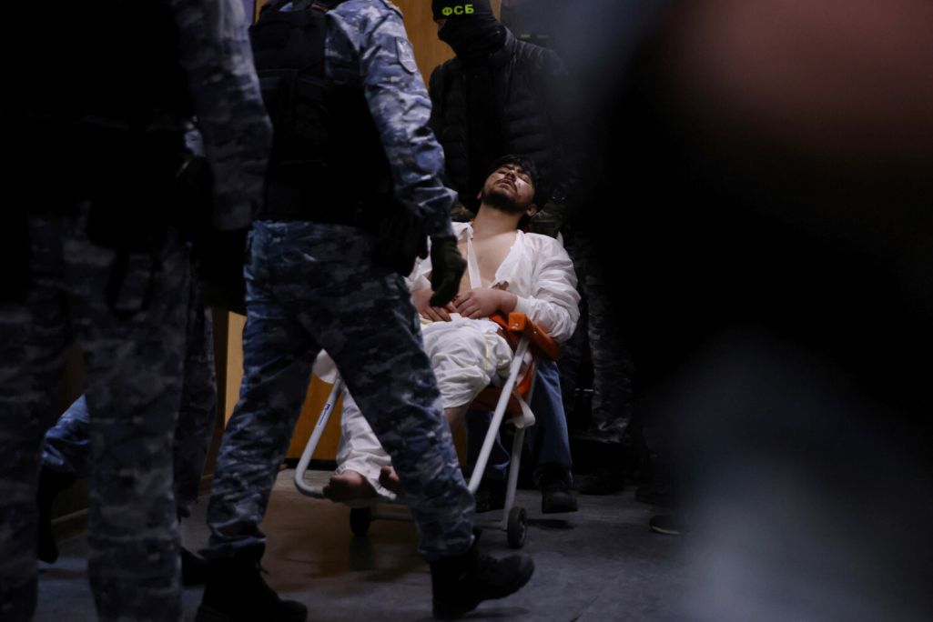 19-гадовага Мухамадсабіра Файзава даставілі ў суд з рэанімацыі, у залу яго завозілі на насілках у суправаджэнні медыкаў. Яму ўсталявалі катэтар і мачапрыёмнік. Масква, Расея. 25 сакавіка 2024 года. (Фота: Tatyana Makeyeva / AFP / East News)