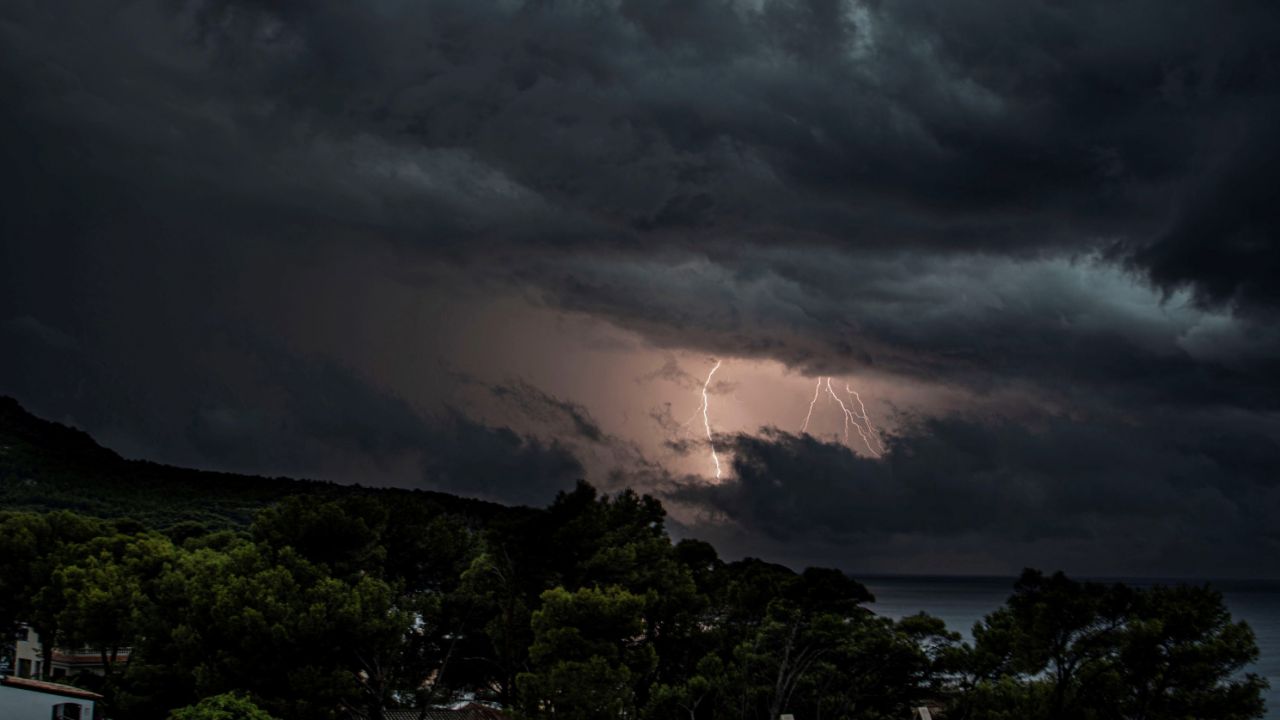 Służby meteorologiczne Hiszpanii podają, że przejście sztormu było najbardziej odczuwalne w nocy z piątku na sobotę w Galicji (fot. PAP/EPA/CATI CLADERA, zdjęcie ilustracyjne)