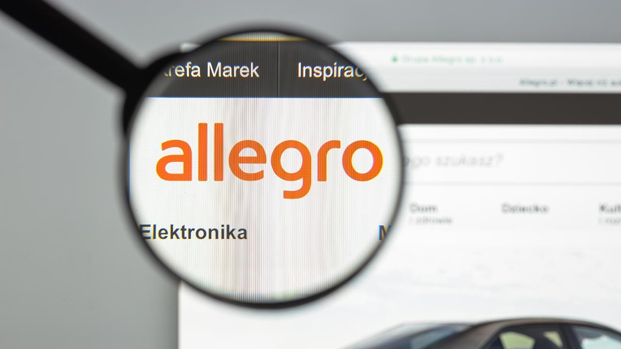 Miesięcznie za pośrednictwem Allegro zawieranych jest średnio 32 mln transakcji (fot. Shutterstock/Casimiro PT) Miesięcznie za pośrednictwem Allegro zawieranych jest średnio 32 mln transakcji (fot. Shutterstock/Casimiro PT)