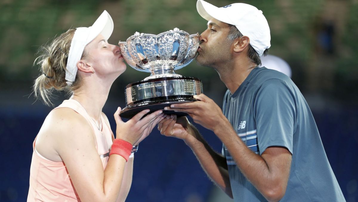 Australian Open. Barbora Krejcikova i Rajeev Ram z trofeum (fot. Getty) Australian Open. Barbora Krejcikova i Rajeev Ram z trofeum (fot. Getty)