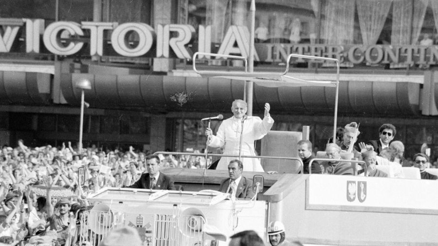 Rok 1979 r. Jan Paweł II w drodze na ówczesny plac Zwycięstwa (dziś Piłsudskiego) w Warszawie, gdzie odprawił mszę św. Fot. Fot. PAP/Bogdan Łopieński
