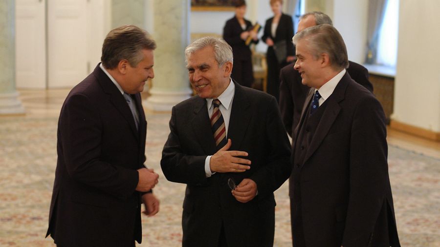 Warszawa, 5 stycznia 2005. Adam Daniel Rotfeld (w środku), dotychczasowy zastępca szefa polskiej dyplomacji Włodzimierza Cimoszewicza (z prawej) przyjął z rąk prezydenta Aleksandra Kwaśniewskiego (z lewej) nominację na szefa MSZ w Pałacu Prezydenckim w Warszawie. Fot. PAP / Jacek Turczyk
