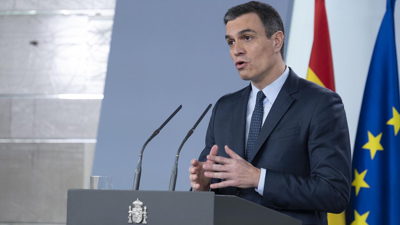 Premier zapewnił, że pracownicy otrzymają całą pensję. Ale będą ją musieli odpracować (fot. Pool Moncloa/Borja Puig de la Bellacasa) Premier zapewnił, że pracownicy otrzymają całą pensję. Ale będą ją musieli odpracować (fot. Pool Moncloa/Borja Puig de la Bellacasa)