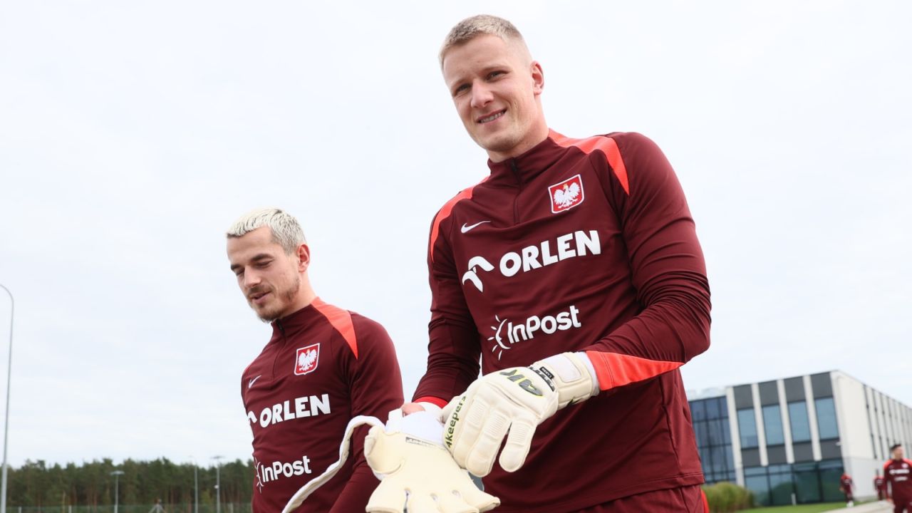 Bartosz Mrozek i Jakub Kamiński przed treningiem reprezentacji Polski (fot. PAP).