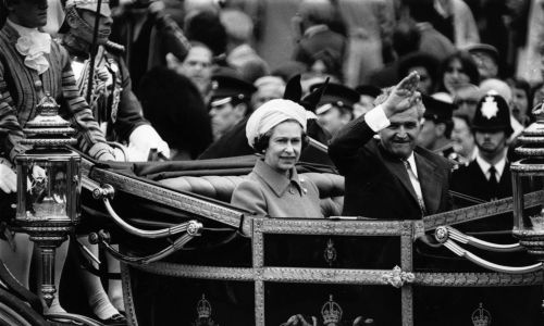 Z królową Elżbietą II w Londynie. Fot. Central Press/Getty Images
