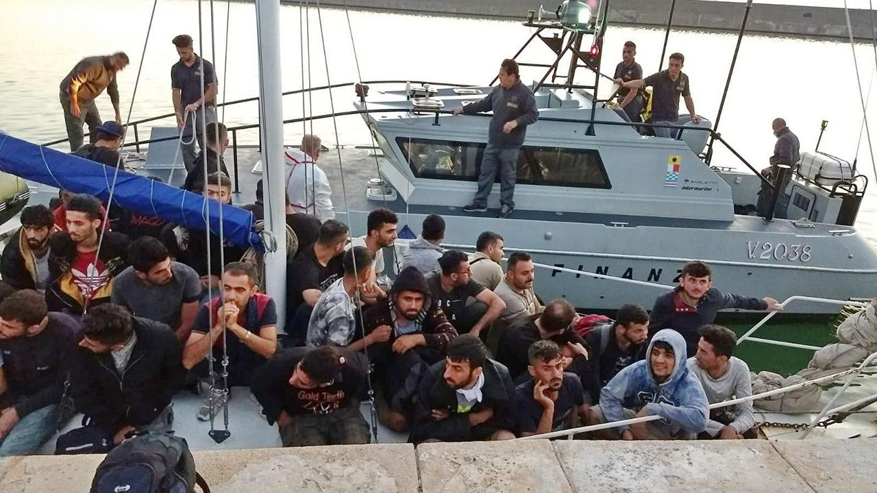 CBOS: Polacy jako naród jednolity religijnie żywią większą niechęć do migrantów-muzułmanów niż uchodźców ogółem (fot. PAP/EPA/ANTONINO D'URSO) CBOS: Polacy jako naród jednolity religijnie żywią większą niechęć do migrantów-muzułmanów niż uchodźców ogółem (fot. PAP/EPA/ANTONINO D'URSO)