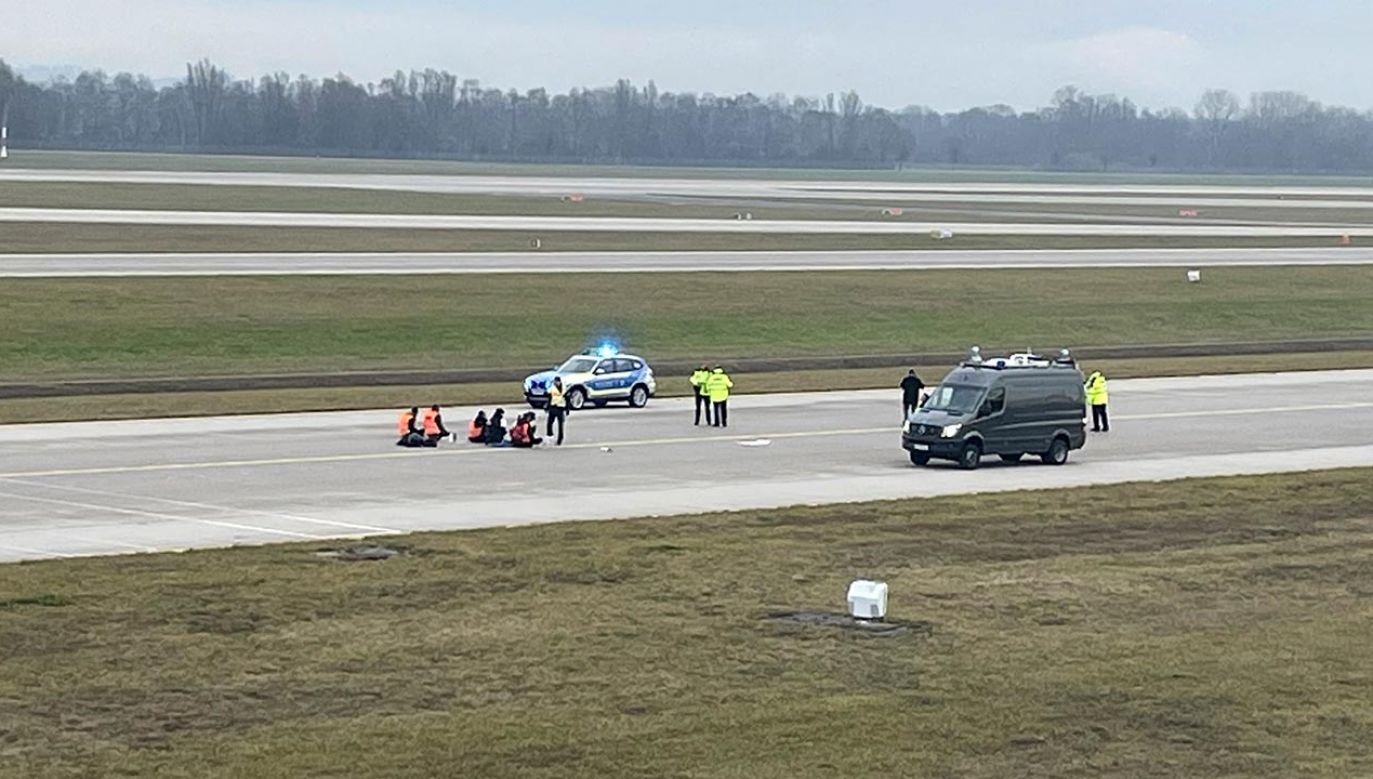 Aktywiści zostali usunięci z pasa startowego przy użyciu rozpuszczalnika (fot. ANJA GUDER / Reuters / Forum)