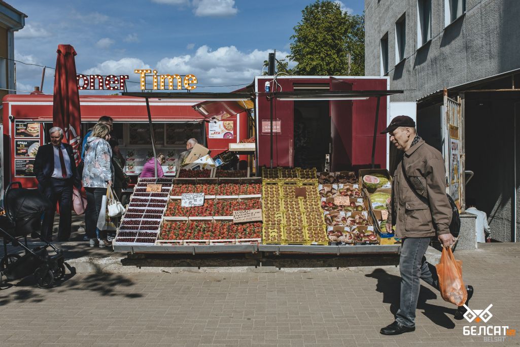 Шапік з садавіной і гароднінай у Менску. (Фота: Белсат)