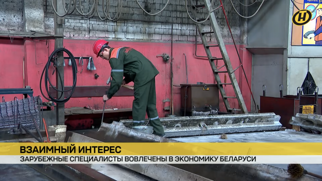 Грамадзянін Туркменістану працуе на заводзе «Мапід». Менск, Беларусь. Травень 2025 года. Скрыншот: Телеканал ОНТ / YouTube