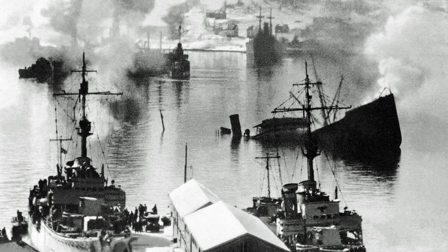 Pozostałości po jednej z walk morskich toczonych w Ofotfjord wiosną 1940 roku. Były częścią tzw. bitwy o Narwik, w której Niemcy przez niemal dwa miesiące – od 9 kwietnia do 8 czerwca – walczyli z wojskami alianckimi i Norwegami w okolicach teho miasta i zarazem strategicznego, niezamarzającego portu przeładunkowego szwedzkiej rudy żelaza. Na dnie zatoki spoczywa wiele okrętów, dziś często odwiedzanych przez nurków. Niektóre z wraków zostały uznane za groby wojenne. Fot. Galerie Bilderwelt/Getty Images