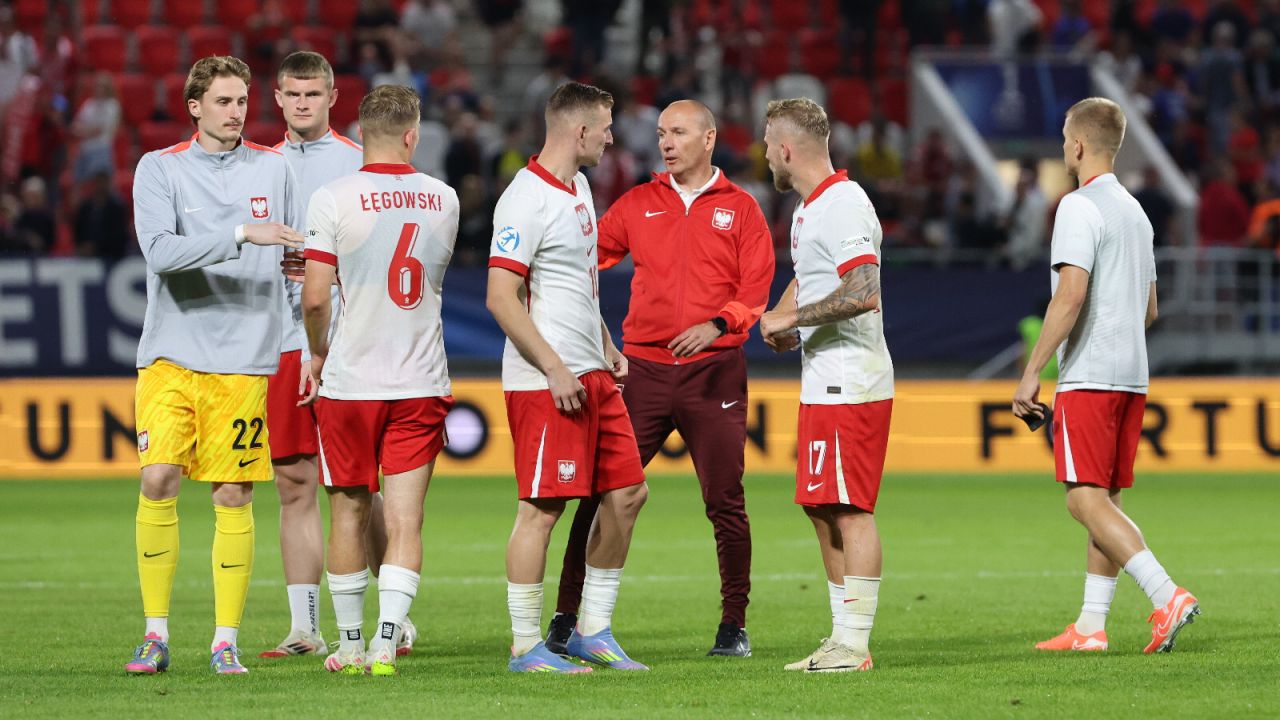 Adam Majewski z piłkarzami reprezentacji Polski U21 (fot. PAP)