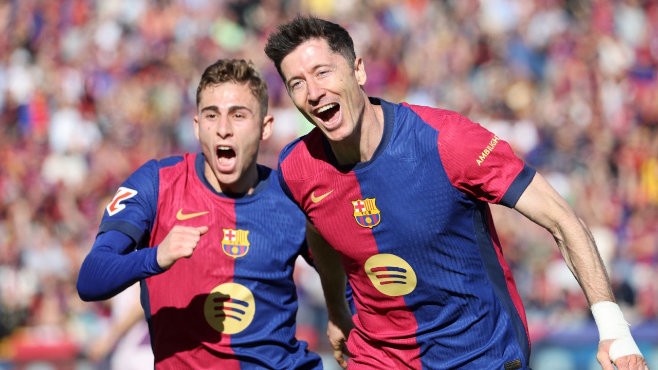 Fermin Lopez i Robert Lewandowski (fot. Getty Images)