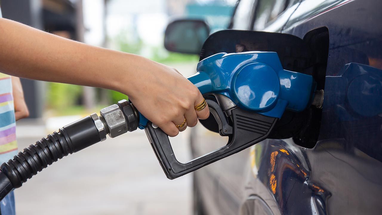 Kobieta podczas ucieczki potrąciła pracownika stacji (fot. Shutterstock/noPPonPat) Kobieta podczas ucieczki potrąciła pracownika stacji (fot. Shutterstock/noPPonPat)
