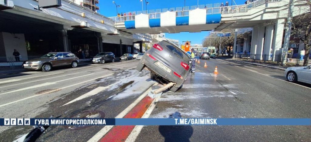 Аварыя 10 сакавіка каля дому Няміга, 3. (Фота: УГАИ ГУВД Мингорисполкома / Telegram)