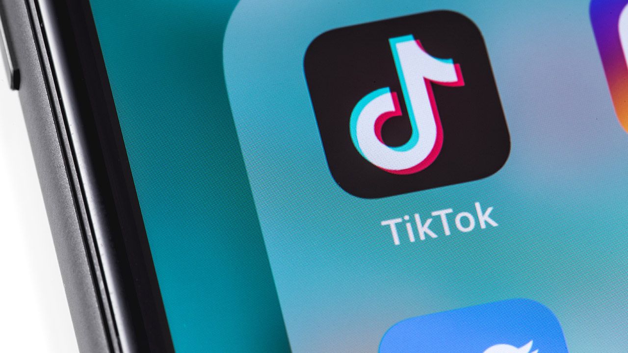 Dzięki aplikacji kobiecie udało się skontaktować z mężem (fot. Shutterstock/Primakov) Dzięki aplikacji kobiecie udało się skontaktować z mężem (fot. Shutterstock/Primakov)
