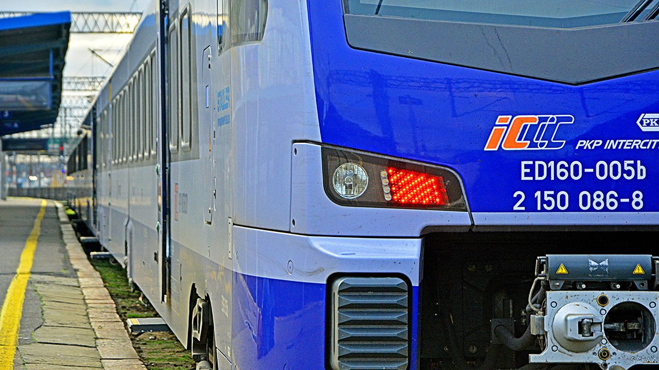 Elektrowozy Dwóch Pociągów Elektrycznych Jadących W Przeciwne Strony Nowe elektryczne pociągi. PKP Intercity podpisało kontrakt wart Nowe