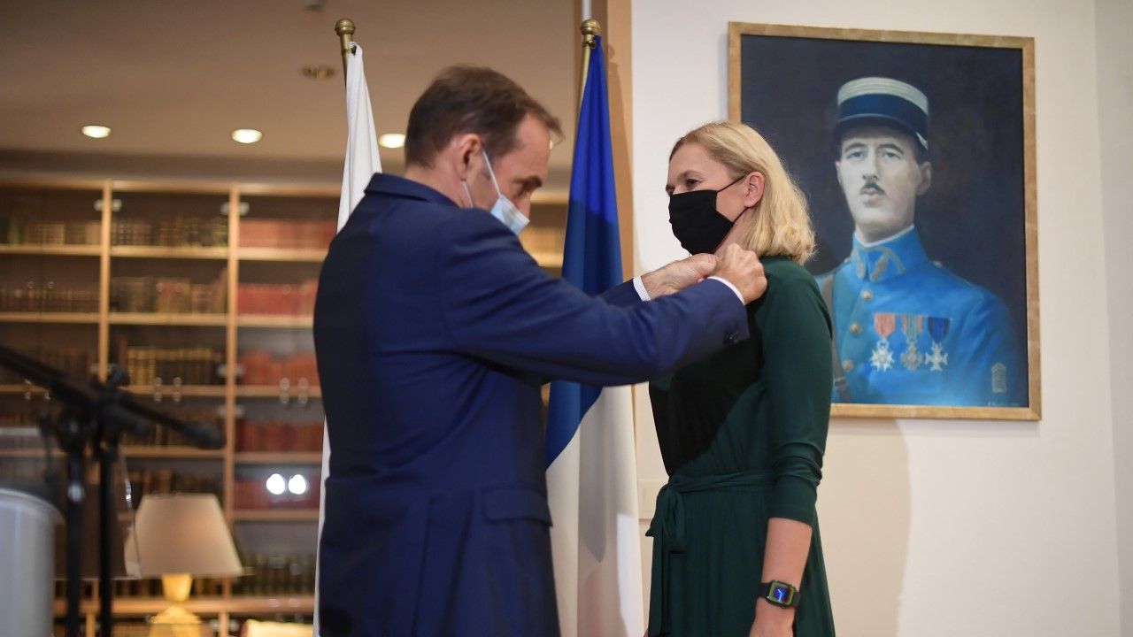 Ambasador Francji w Polsce Frederic Billet wręczył insygnia kawalera francuskiego Narodowego Orderu Zasługi Barbarze Nowackiej(fot. PAP/Marcin Obara) Ambasador Francji w Polsce Frederic Billet wręczył insygnia kawalera francuskiego Narodowego Orderu Zasługi Barbarze Nowackiej(fot. PAP/Marcin Obara)