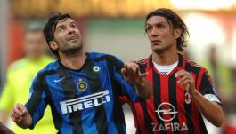 Luis Figo (L) oraz Paolo Maldini (P) w derbach Mediolanu (fot. Getty)