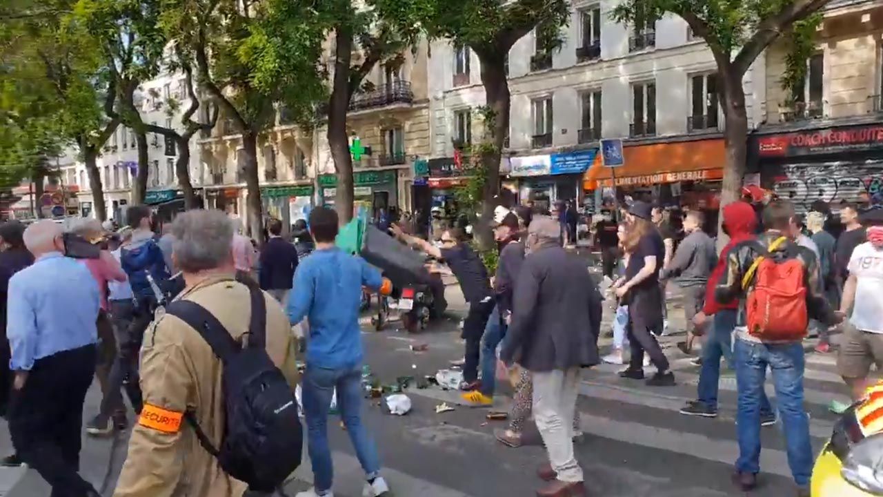 Antifa zaatakowała procesję w Paryżu (fot. Twitter/Jacques Lefort) Antifa zaatakowała procesję w Paryżu (fot. Twitter/Jacques Lefort)