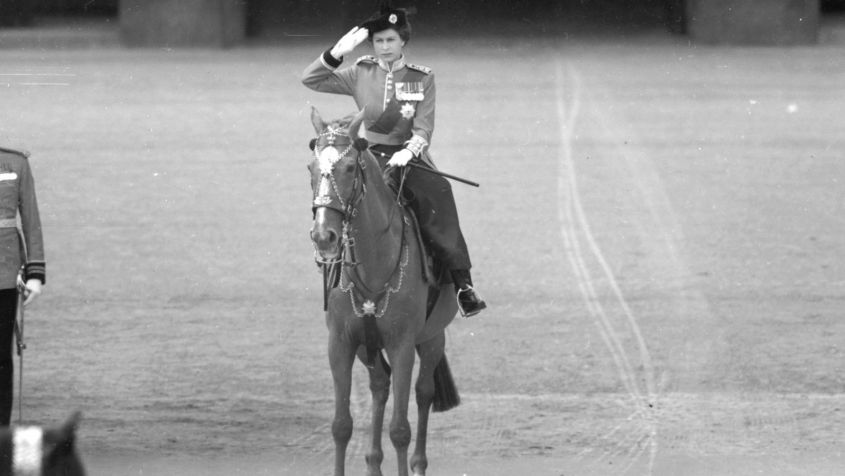 Tu oficjalnie po raz pierwszy konno już jako monarchini – w trakcie ceremonii Trooping the Colour w 1952 roku (Fot. Getty)
