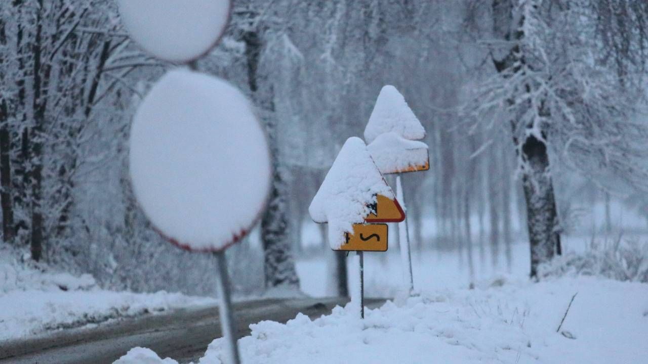 Warunki na drogach mogą być trudne (fot. PAP/Tomasz Waszczuk)