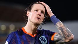 Wout Weghorst (fot. Getty Images) Na zdjęciu zawodnik reprezentacji Holandii, Wout Weghorst, w granatowej koszulce z pomarańczowymi akcentami, wyraźnie zamyślony i poruszony, przeciera czoło w geście frustracji lub skupienia. Mokre włosy i intensywne światło stadionowe sugerują, że uchwycono go tuż po treningu lub w trakcie meczu. Widoczne tatuaże na ręce dodają charakteru, a emblemat Oranje na piersi przypomina o narodowych barwach (fot. Getty Images)