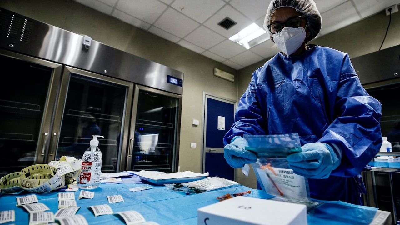 Czynnikiem zwiększającym śmiertelność jest m.in. ciężki przebieg choroby (fot. PAP/EPA/A.CARCONI) Czynnikiem zwiększającym śmiertelność jest m.in. ciężki przebieg choroby (fot. PAP/EPA/A.CARCONI)