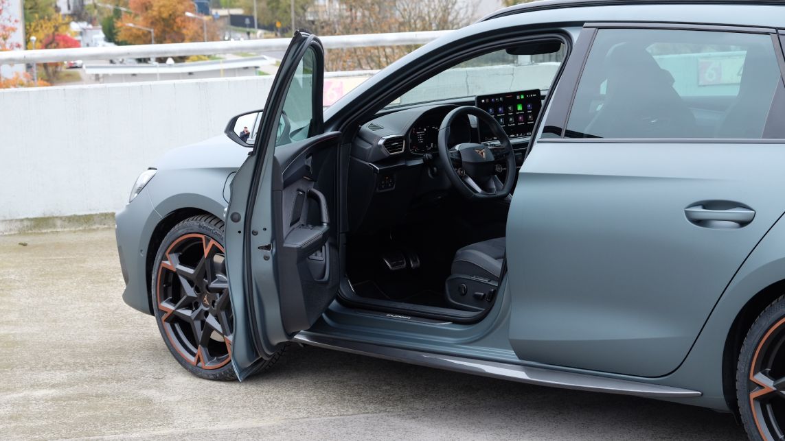 Cupra Leon Sportstourer 1.5 e-Hybrid 272 KM - bok