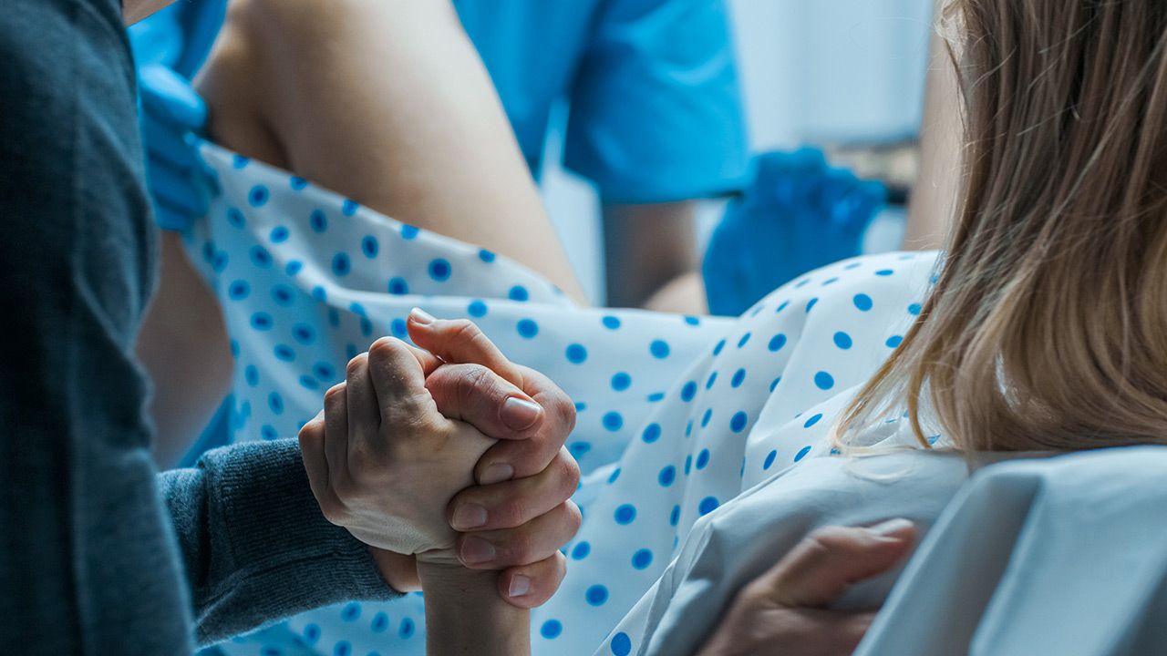W konsekwencji część ciężarnych jest odprawianych z kwitkiem i musi rodzić w domach (fot. Shutterstock) W konsekwencji część ciężarnych jest odprawianych z kwitkiem i musi rodzić w domach (fot. Shutterstock)